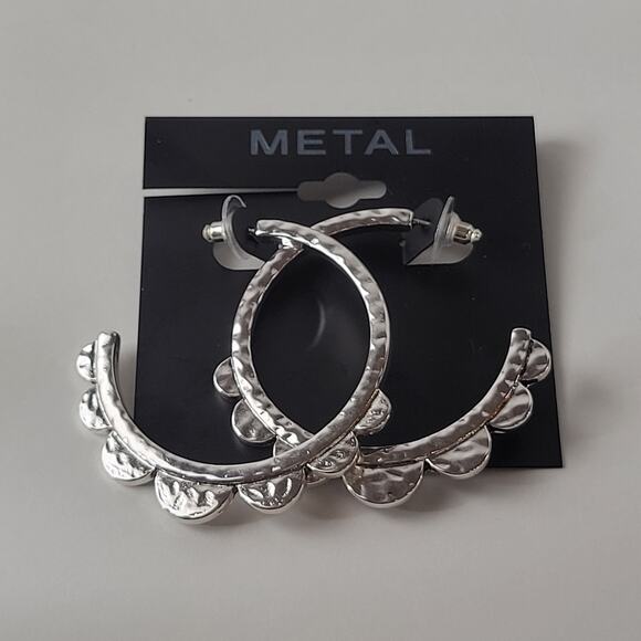 Metal Silver-Tone Scalloped Hoop Earrings Hammered Finish New on Card - Picture 4 of 7